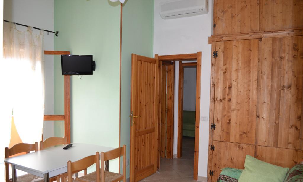 Apartments Mimose Badesi Δωμάτιο φωτογραφία