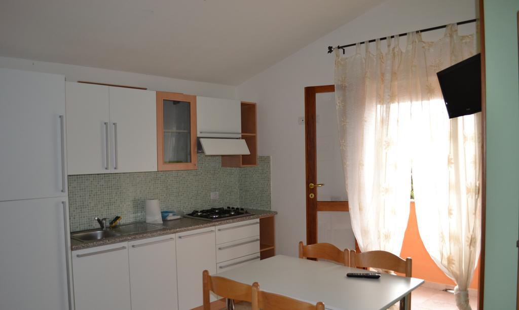 Apartments Mimose Badesi Δωμάτιο φωτογραφία